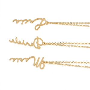 Collar nombre cursiva vertical